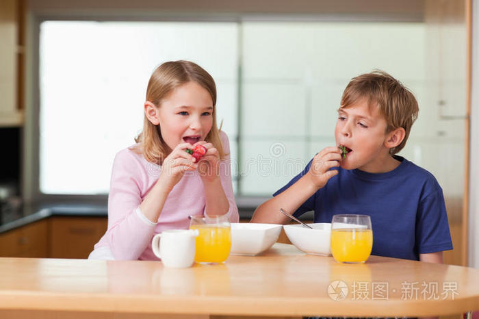 孩子们早餐吃草莓