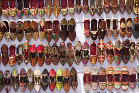 出售的彩色传统鞋