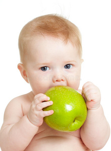 抱着吃青苹果的男婴