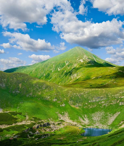 高山下的小湖