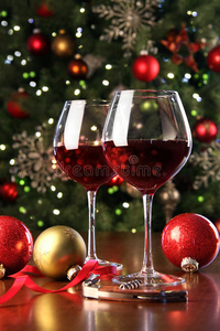 圣诞树前的一杯红酒