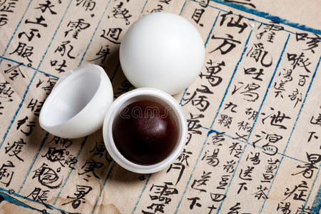 中药丸绿色,棕褐色和白色菱形花纹益生菌药丸概念