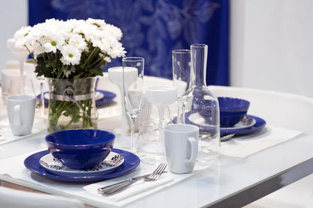 白色和蓝色餐桌