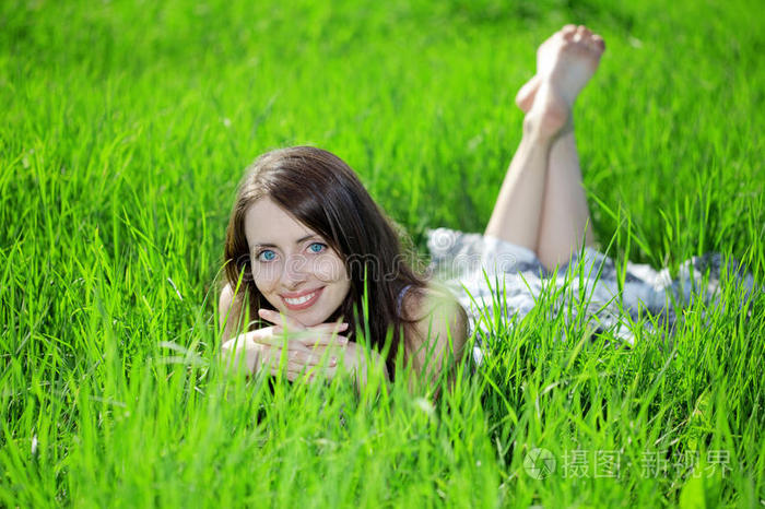深绿色的眼睛女人在户外户外美女化妆有创意的女人特写秋叶黑发女孩的