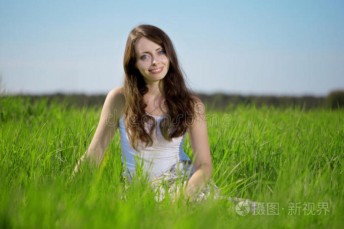 深绿色的眼睛女人在户外秋叶黑发女孩的画像户外美女户外美女化