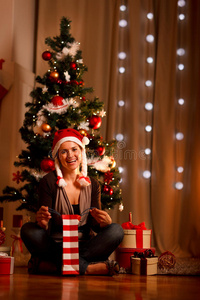 圣诞树旁微笑的女人