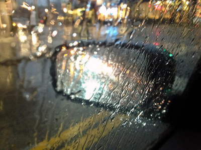 在秋雨中开车图片