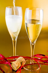 金色背景的香槟长笛和装饰