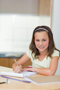 微笑的女孩在做作业