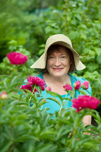 白芍花中的快乐成熟女人图片