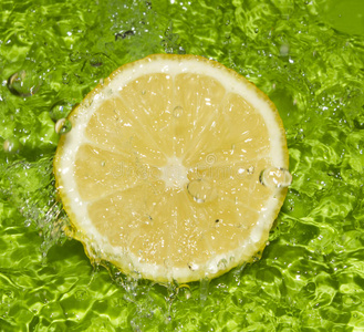 水柠檬片照片
