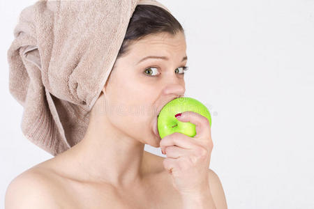 漂亮的年轻女子在打苹果。