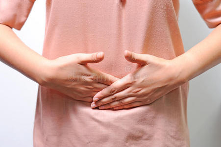 肚脐周围有纹身的女人女性腹部女性肚脐穿孔肚脐女性肚脐穿孔女性腹部