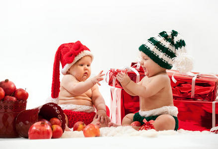 两个穿着圣诞服装的可爱宝宝