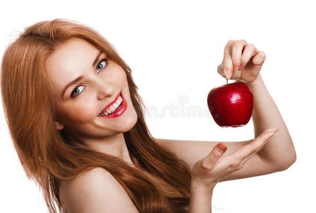 年轻快乐的微笑着的苹果女人