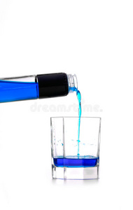 蓝色的液体倒进玻璃杯里