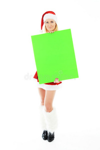 举着绿色空白横幅的圣诞妇女