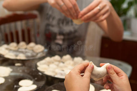 孩子学做馅饼