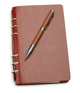 棕色皮套和时尚笔的笔记本