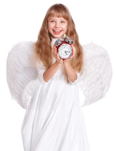 穿着天使服装拿着钟的女孩。