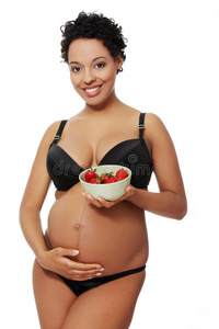 怀着草莓的孕妇很高兴。