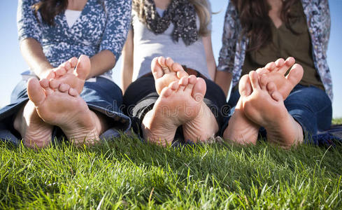 女足赤脚女足户外照片