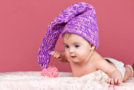 戴针织帽的漂亮宝宝