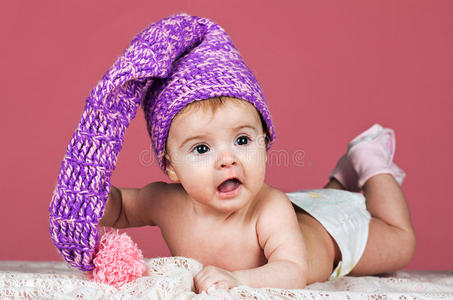 戴针织帽的漂亮宝宝