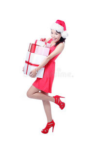 美丽的圣诞女孩快乐的拿着礼物