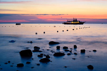 日落时的海船景观