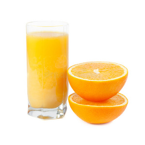 一杯橙汁，旁边有水果