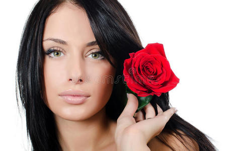 有着漂亮头发和红玫瑰的女孩