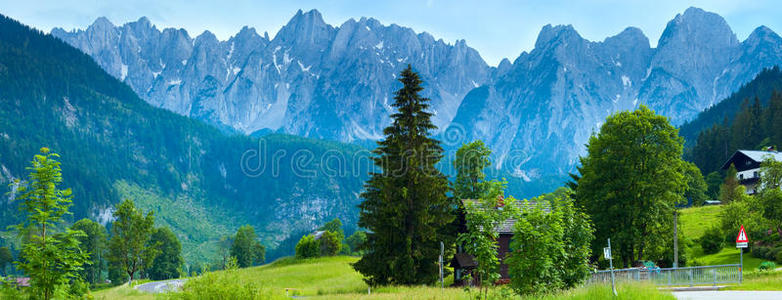 阿尔卑斯山夏季乡村全景奥地利。