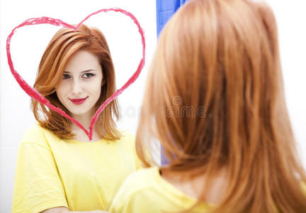 镜子旁边的红头发女孩图片