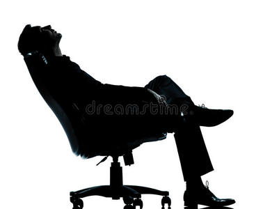 一个商务男士坐着放松的剪影