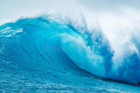 强劲的蓝色海浪