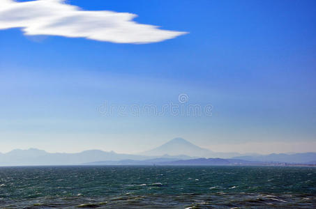 大海，富士山，还有云彩。