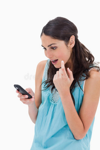 一个惊讶的女人在看短信