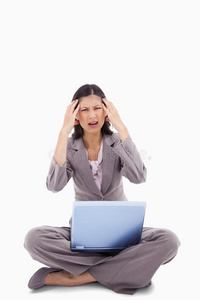 笔记本电脑让坐着的女人头疼
