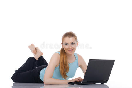 快乐的年轻女人用电脑