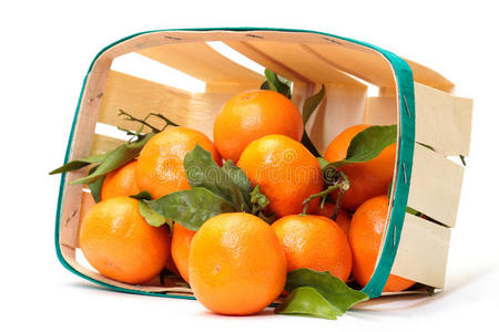 篮子里的新鲜橘子图片