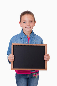一个拿着学校石板的年轻女孩的画像