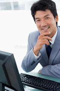 一个快乐的经理用电脑的画像
