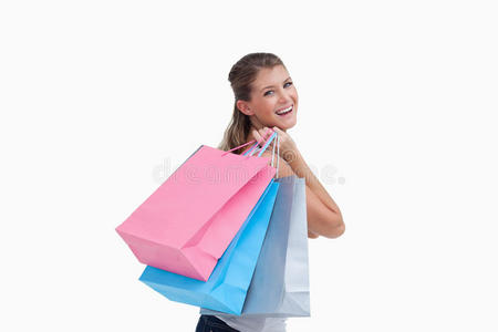 抱着购物袋的快乐女人的背影图片