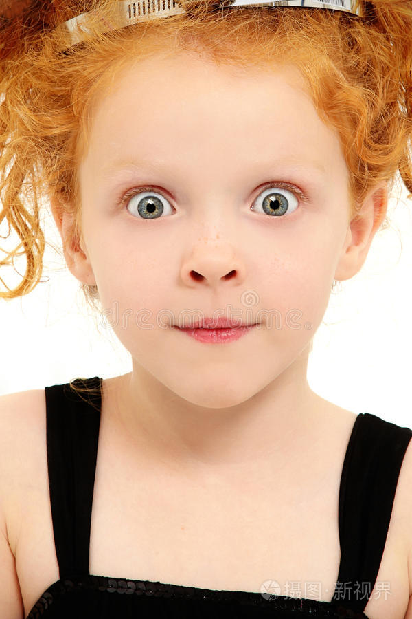 宝贝可爱严肃的小女孩肖像戴红帽的小男孩微笑着一个微笑的漂亮婴儿的