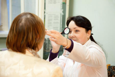 眼科医生和病人视力检查
