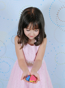 小女孩手心图片-小女孩手心素材-小女孩手心插画-摄图新视界