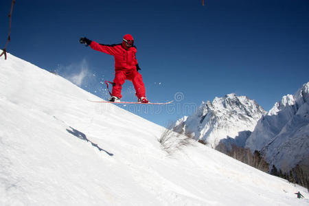 在山上滑雪的人