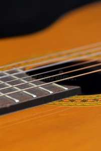 古典吉他西班牙语，黑色背景。