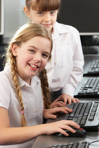 在学校课堂上使用电脑的女孩